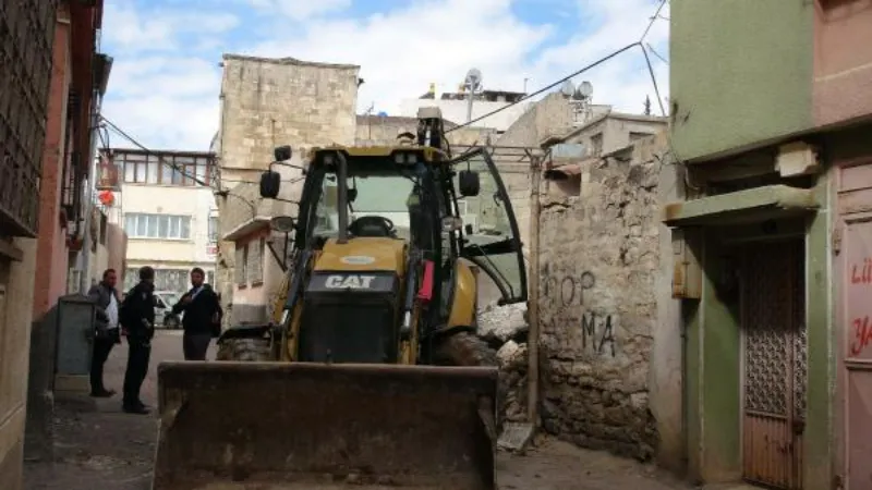 Kilis'te ağır hasarlı binalar yıkılıyor