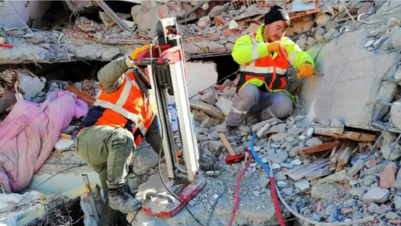 Adıyaman'daki binalar, betonda kullanılan büyük taşlar yüzünden göçmüş