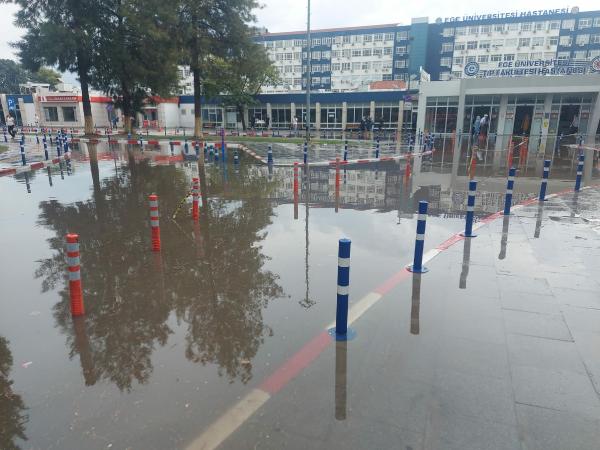 İzmir'de sağanak nedeniyle cadde ve sokaklar göle döndü