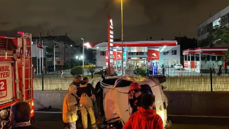 Eyüpsultan’da bariyerlere çarpıp takla atan aracın sürücüsü yaralandı