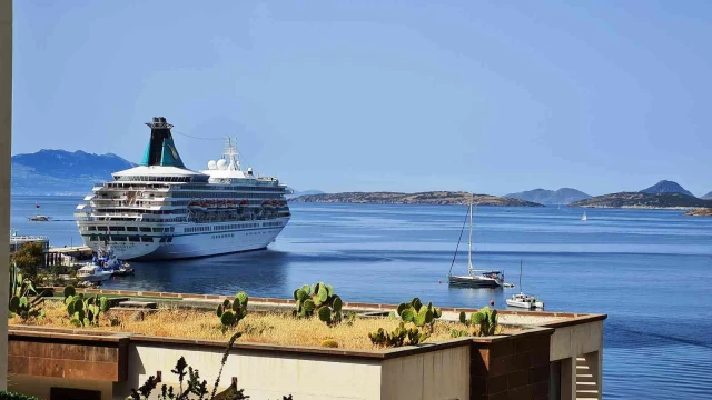 Denizden gelen turist Bodrum’lu esnafın yüzünü güldürdü