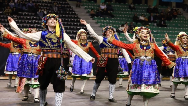 Denizli’de halk oyunları şöleninde 22 ekip performanslarını sergileyecek