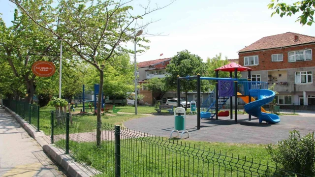 Derince’de parklara bakım yapılıyor