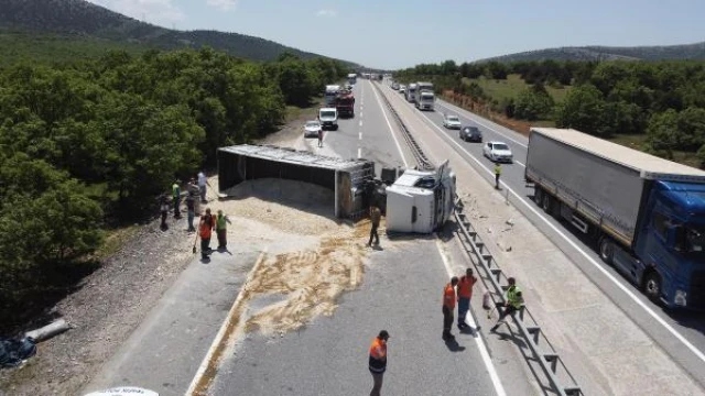 Devrilen TIR’daki kum yola saçıldı; araç kuyruğu oluştu