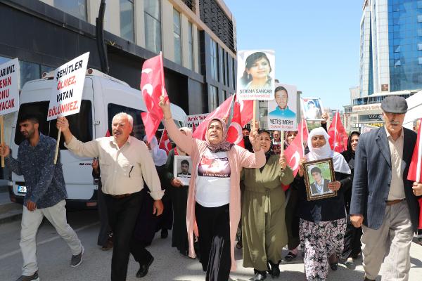 Van'da evlat nöbetindeki baba: 7 yıldır gitmediğim yer kalmadı