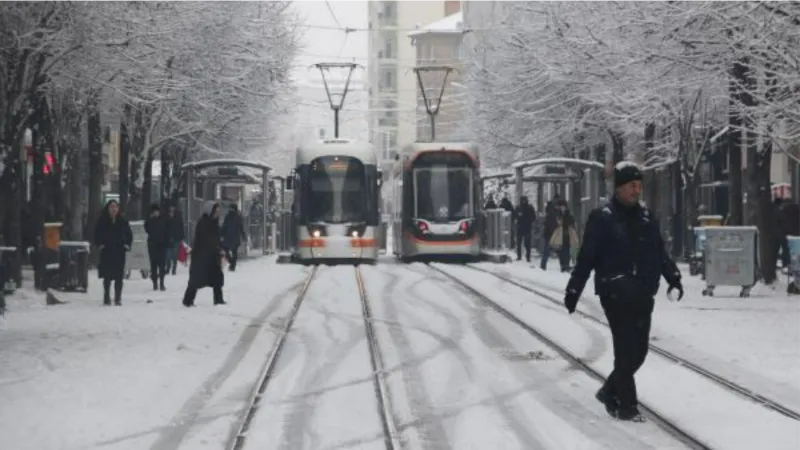 Eskişehir’de kent merkezine mevsimin ilk karı yağdı