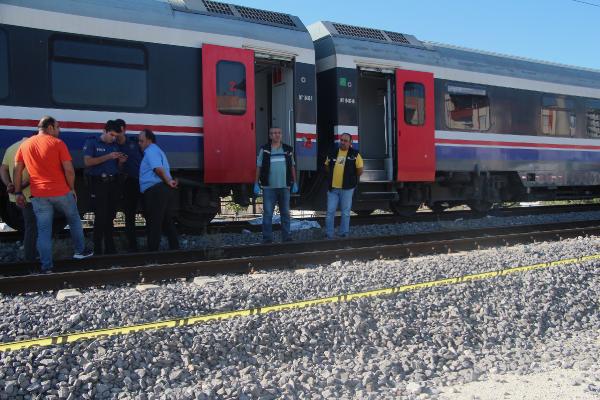 Demir yolunun karşısına geçmek isterken tren çarpmasıyla öldü 