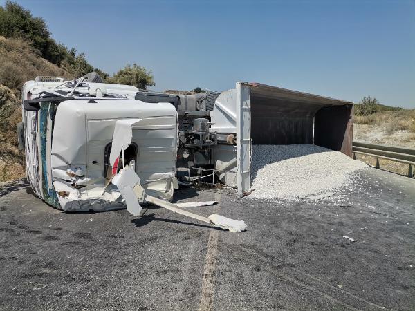 Hafriyat yüklü TIR devrildi; şoför yaralı