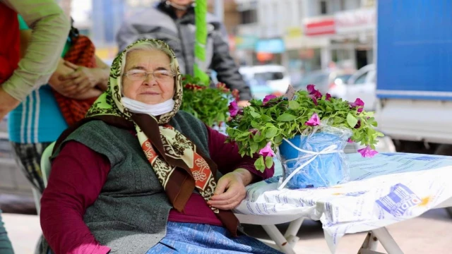 Didim Belediyesi’nden kadınlara binlerce çiçek