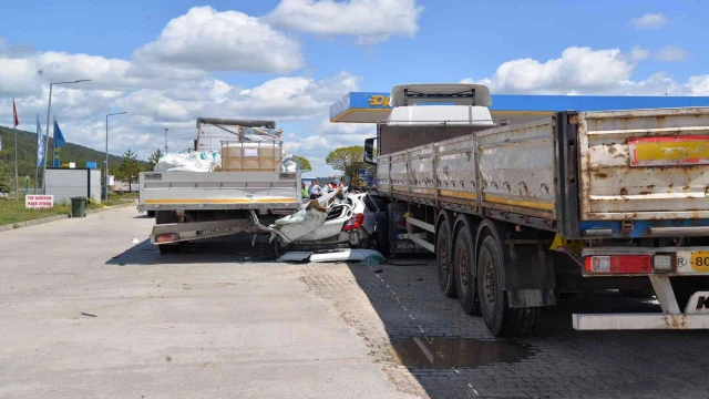 Dinlenme tesisine girerken park halindeki tırlara çarptı: 3 ölü, 1 yaralı