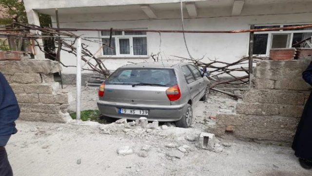 Direksiyonda rahatsızlandı; otomobili evin bahçesine daldı