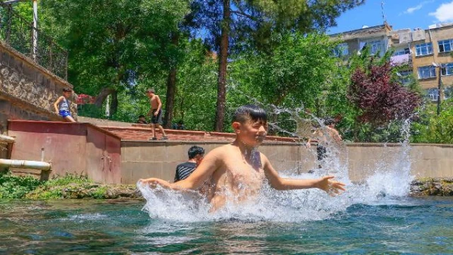 Diyarbakır’da 37 derece sıcakta çocuklar süs havuzunda serinledi