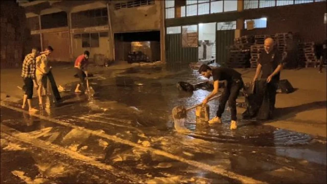 Diyarbakır’da sıvı dolum makinesi basınçla taştı; 1 kilometrelik alana şekerli madde yayıldı