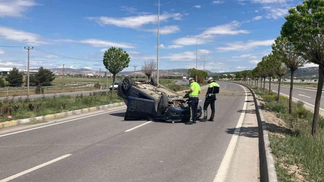 Düz yolda araç ters döndü, sürücü yaralandı