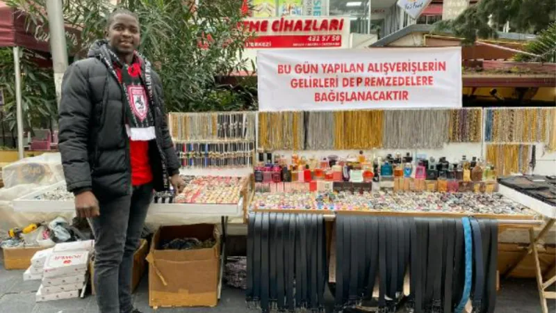 Senegalli seyyar satıcı Ebubekir, kazancını AFAD'a bağışladı