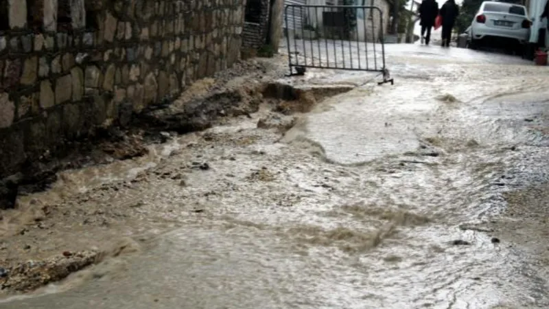 Kuşadası'nda sağanak; yollar dereye döndü, çukurlar oluştu