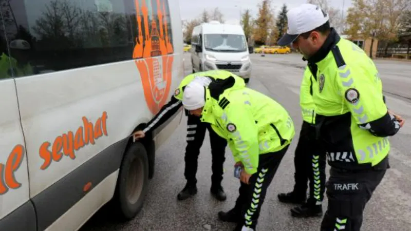 Edirne polisinden otogarda 'kış lastiği' denetimi