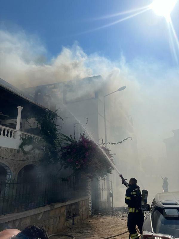 Evindeki yangında, 2'nci kattan atlayan kadın kurtarılamadı