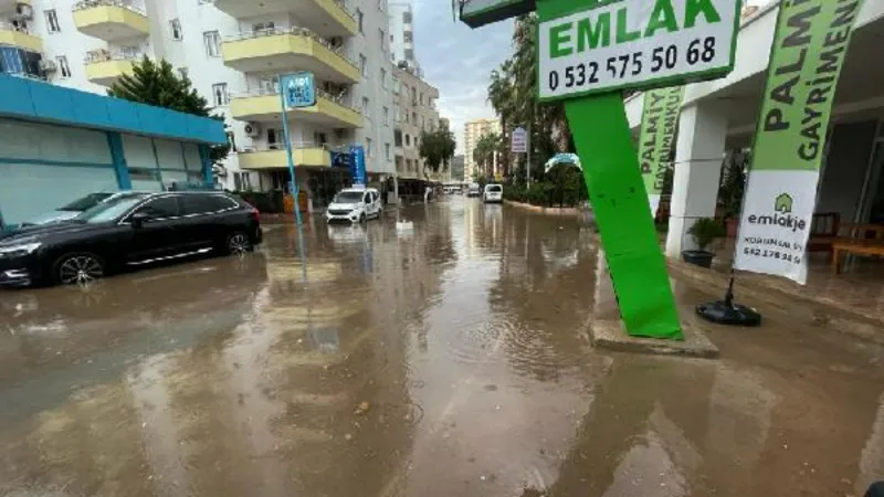 Mersin'de sağanak; giriş katları su bastı