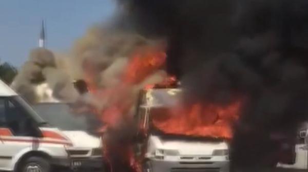 Adıyaman'da hastane otoparkındaki 2 ambulans yandı