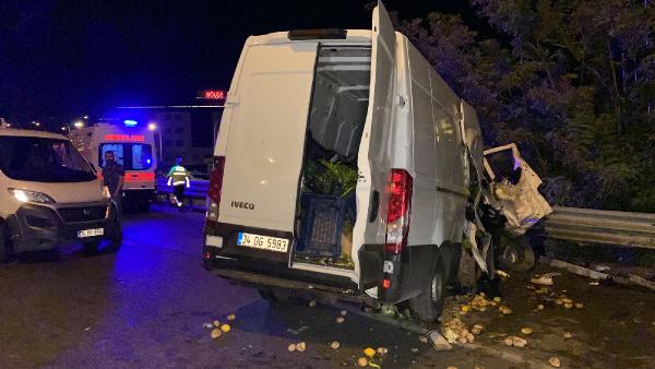 Pendik’te minibüs kamyonete çarptı: 1 ölü, 3 yaralı