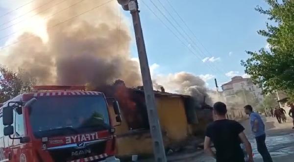 Çorum'da gecekondu yangını; 2 çocuğa ilk müdahale kamerada