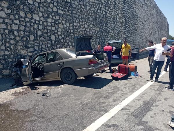 Otomobiller çarpıştı: 1 ölü, 6 yaralı