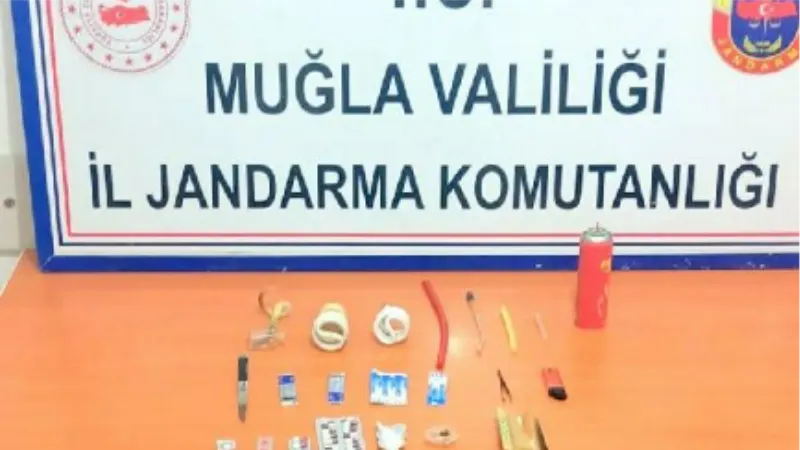 Otomobildeki uyuşturucuyu narkotik köpeği 'Mendil' buldu