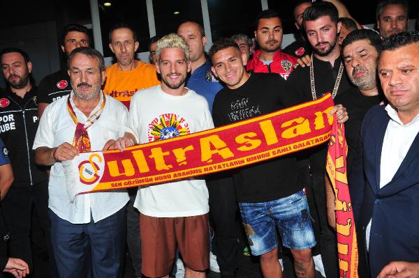 Galatasaray, Lucas Torreira ve Dries Mertens'i İstanbul'a getirdi