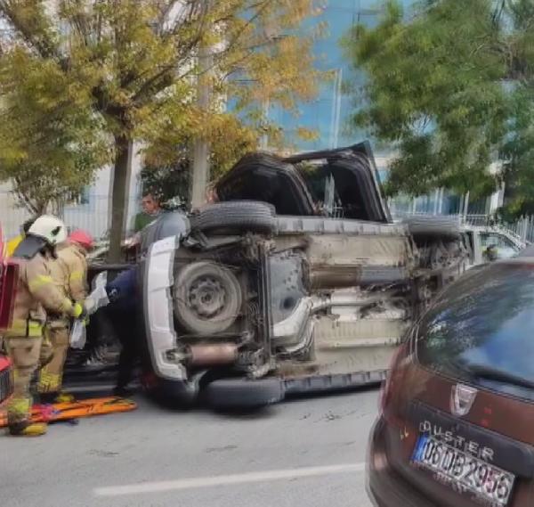 Arnavutköy'de direksiyon hakimiyetini kaybeden sürücü park halindeki araçlara çarptı