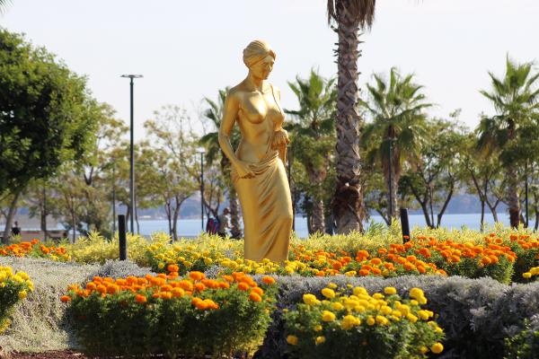 Altın Portakal'ın simgesi 'Venüs' heykelleri, Antalya caddelerinde