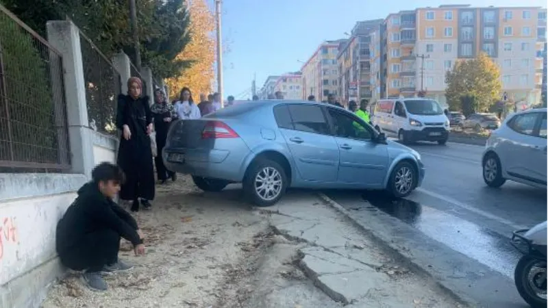 Ehliyetsiz liselinin kullandığı otomobil, kaldırımda yürüyen liseliye çarptı