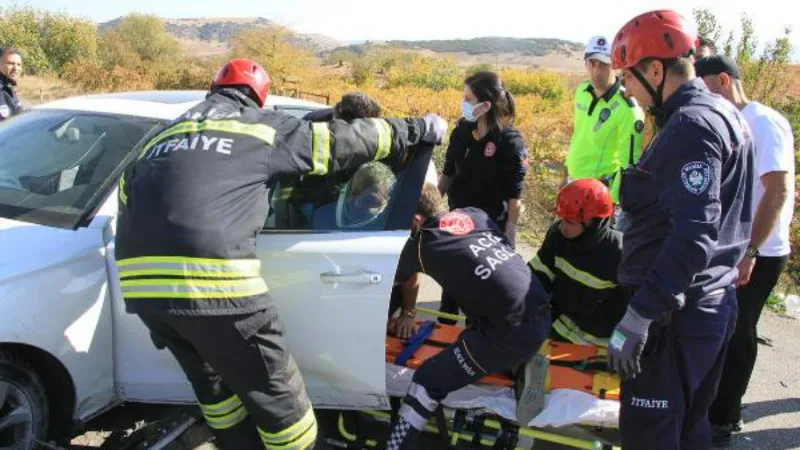 Manisa'da otomobiller çarpıştı: 1'i ağır 4 yaralı