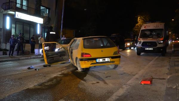 Bursa'da kazanın ardından yanan otomobildeki yaralı sürücüyü polis kurtardı