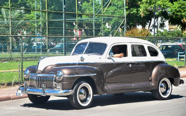 'Evladı gibi' gördüğü 75 yaşındaki otomobilini, 2 eve değişmedi