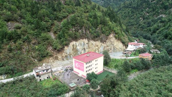 3 okul değiştiren öğrenciler, heyelan korkusundan kurtulamadı