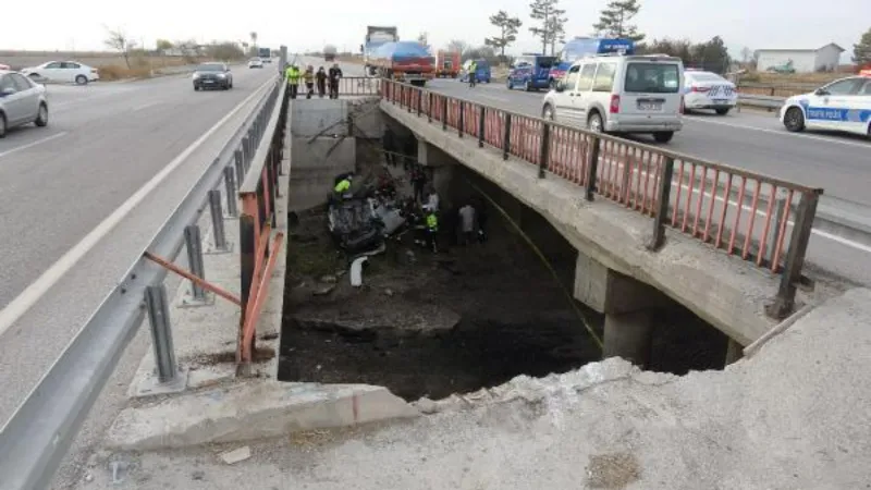 Kanala düşen otomobilde 3 kişinin öldüğü kaza 7 saat sonra fark edildi