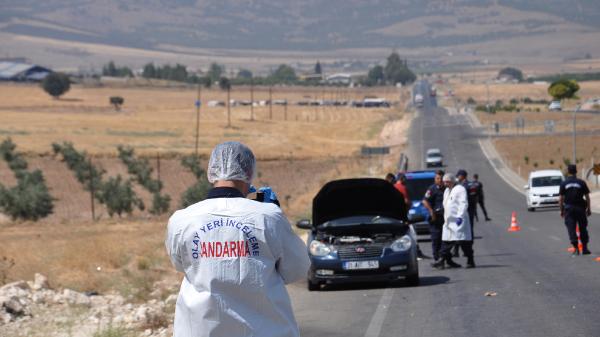 Motoru alev alınca otomobilden inen aileye otomobil çarptı: 2 ölü, 4 yaralı