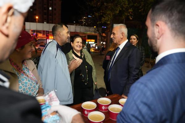 Ümraniye Belediyesi sağlık çalışanlarına çorba dağıttı