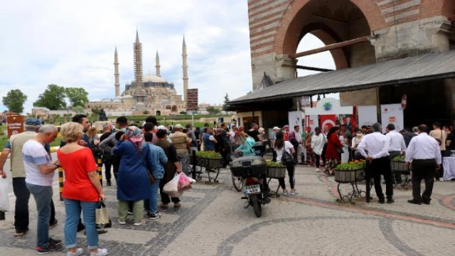 Edirne’de dağıtılan 300 kilo ciğer, 10 dakikada tükendi