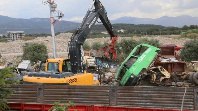 Edremit Belediyesi’nde 25 taşıt ve iş makinesi hurdaya ayrıldı