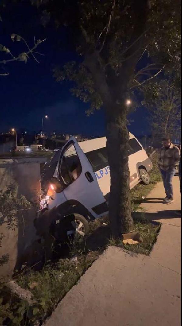 Arnavutköy’de kaza yapan servis aracı kaldırımda yürüyen öğrenciye çarptı