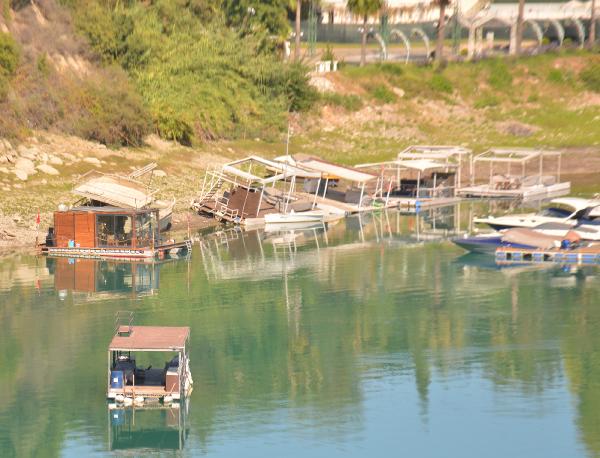 Göldeki duba üstü kaçak yapılar, kıyıya çekilmeye başlandı