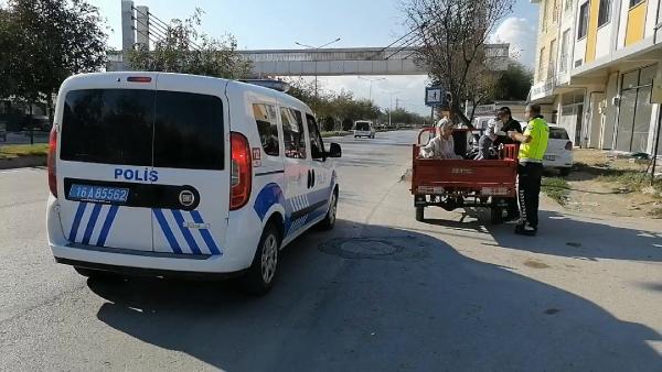 Aracı trafikten menedilen sürücünün çocuğu, polis otosuyla hastaneye götürüldü