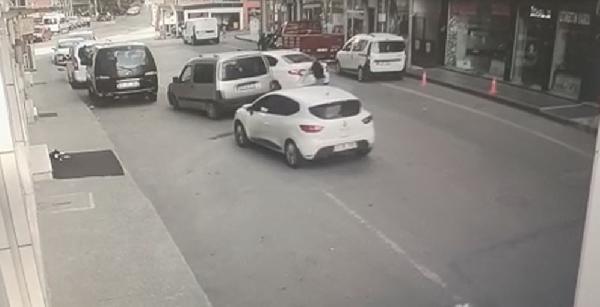 Hırsızlık şüphelisinin kaçtığı araçla çarptığı polis yaralandı; o anlar kamerada