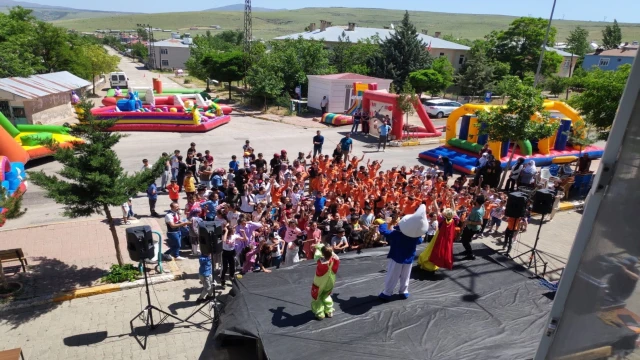 Elazığ’da çocuklar düzenlenen şenlikte  doyasıya eğlendi