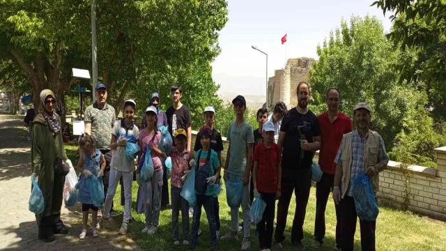 Elazığ’da çocuklar ve gönüllüler Harput’u temizledi