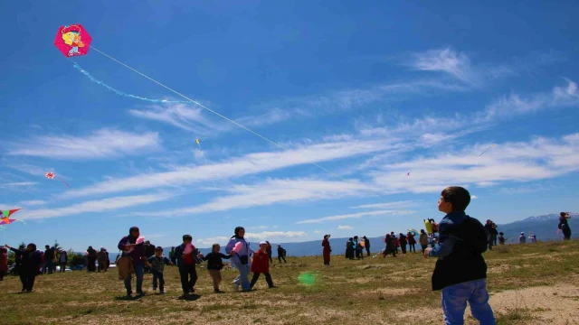 Elazığ’da ‘Engelsiz Uçurtma Şenliği’ renkli görüntülere sahne oldu