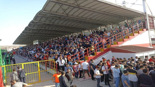 Elazığ’da tribünler, çatılar doldu taştı