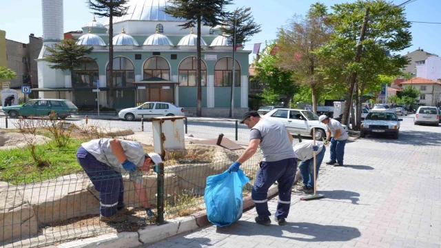 Emet Belediyesinden çevre düzenleme ve temizlik çalışmaları